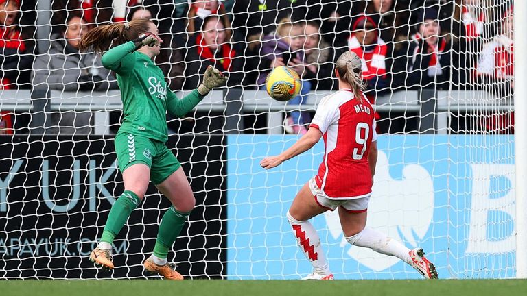 Beth Mead restores Arsenal's lead against Everton