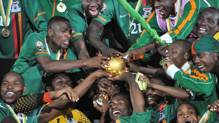 Los jugadores de la selección nacional de fútbol de Zambia celebran su victoria con su trofeo al final de la final de la Copa Africana de Naciones entre Zambia y Costa de Marfil el 12 de febrero de 2012, en el Stade de l'Amitie en Libreville. 