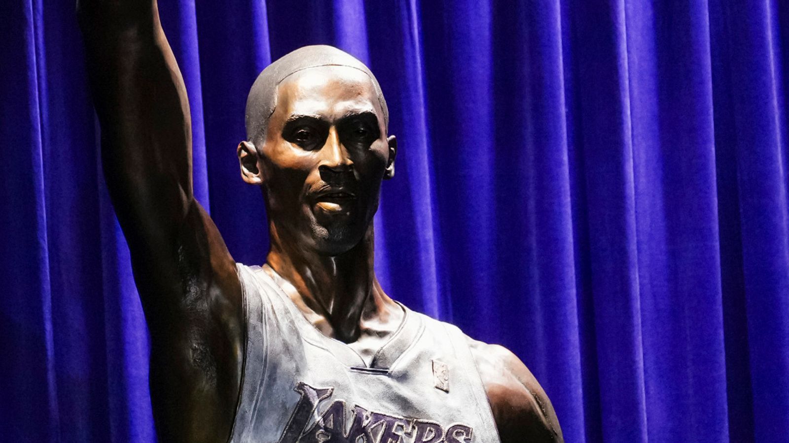 Kobe Bryant: Die Los Angeles Lakers enthüllen vor ihrem Spielfeld eine neue Statue zur Erinnerung an die NBA-Legende |  NBA-Nachrichten