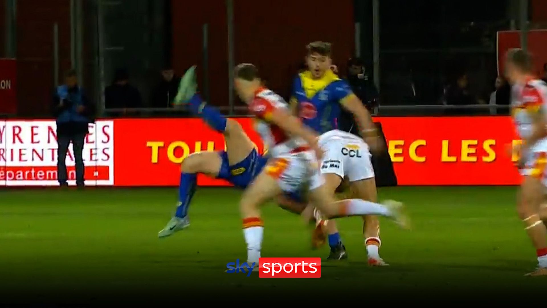 'An absolute belter!' | Sims makes huge tackle on Catalans debut