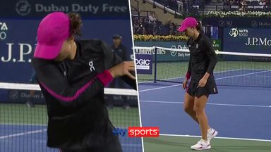 'That's a lot of frustration!' | Swiatek throws racket in anger!