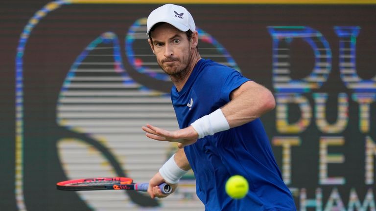 Britanyalı Andy Murray, 26 Şubat 2024 Pazartesi günü Birleşik Arap Emirlikleri'nin Dubai kentinde düzenlenen Dubai Duty Free Tenis Şampiyonası maçında topu Kanadalı Denis Shapovalov'a veriyor.  (AP Fotoğrafı/Kamran Cebreili)