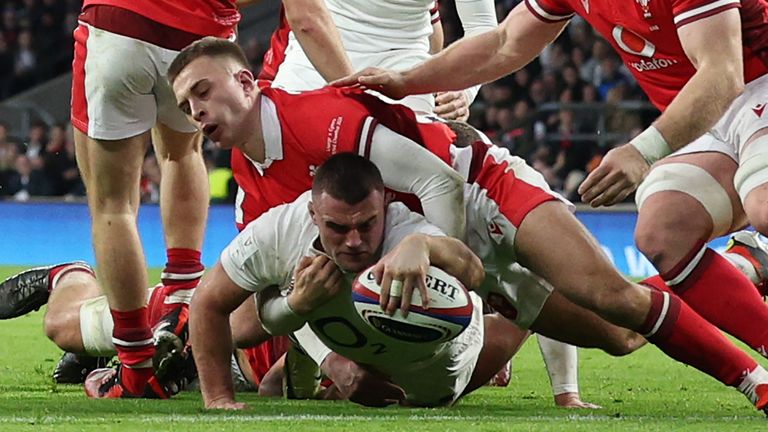 Ben Earl scored with England reduced to 13 players in the first half, as they battled to a Six Nations victory vs Wales