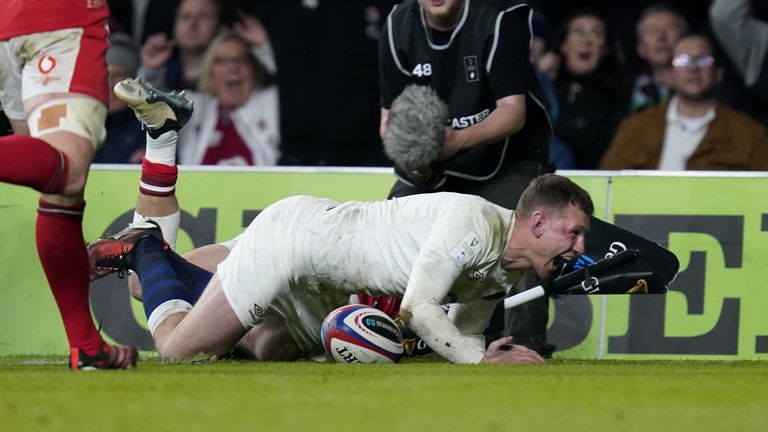 De Engelse Fraser Dingwall scoorde de tweede poging van zijn ploeg tijdens de Guinness Six Nations-wedstrijd in Twickenham Stadium, Londen. Datum foto: zaterdag 10 februari 2024.