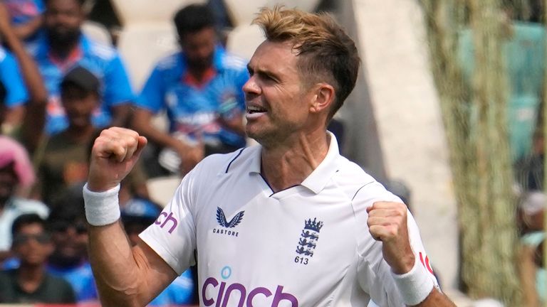 James Anderson, de Inglaterra, celebra el wicket de Shubman Gill, de la India