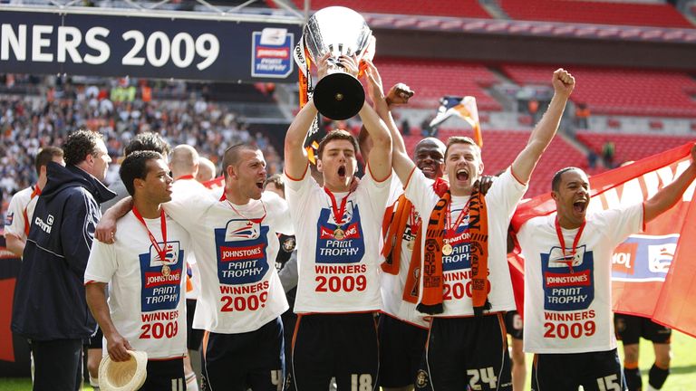 Luton Town's Chris Martin holds the Johnstone Paint trophy aloft as he celebrates with teammates