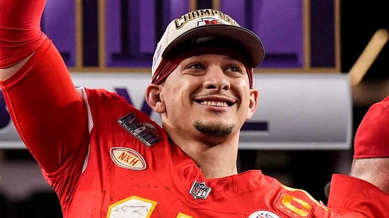 सुपर बाउल 58 में कैनसस सिटी चीफ्स की जीत के बाद पैट्रिक महोम्स ने जश्न मनाया