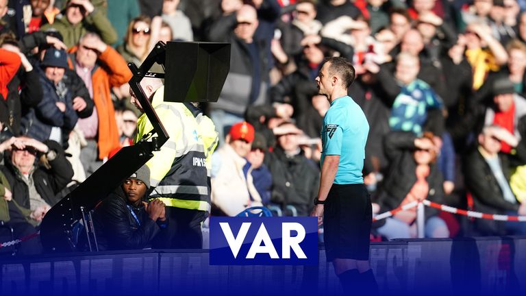 Referee Stuart Attwell VAR checks the goal of Sheffield United's Ben Osborn 
