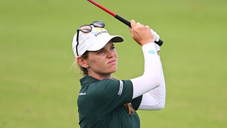 Sarah Schmelzel takes a first-round one-stroke lead over three players at the LPGA’s Singapore tournament.