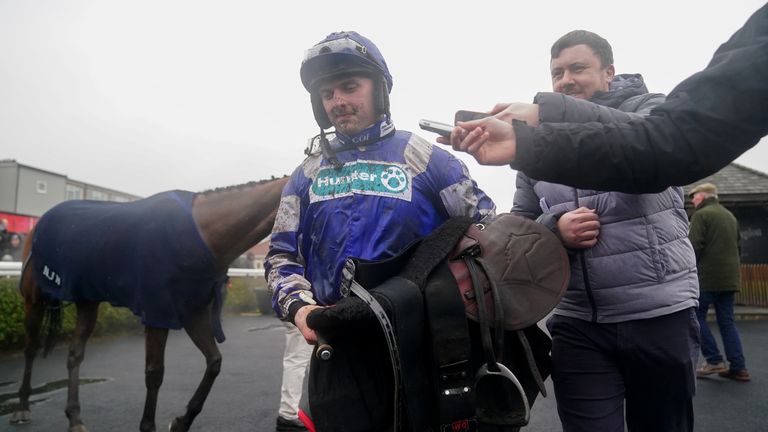 Sean Bowen narrowly leads Harry Cobden at the top of the table