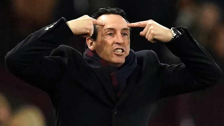 Unai Emery gestures to his players