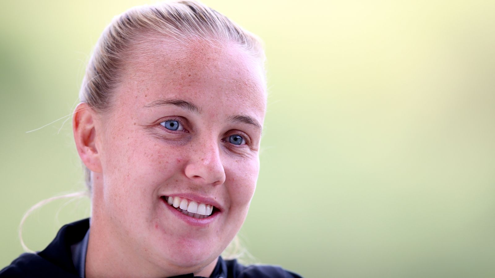 Beth Mead: Arsenal winger discusses support of ovarian cancer charity after loss of her mother