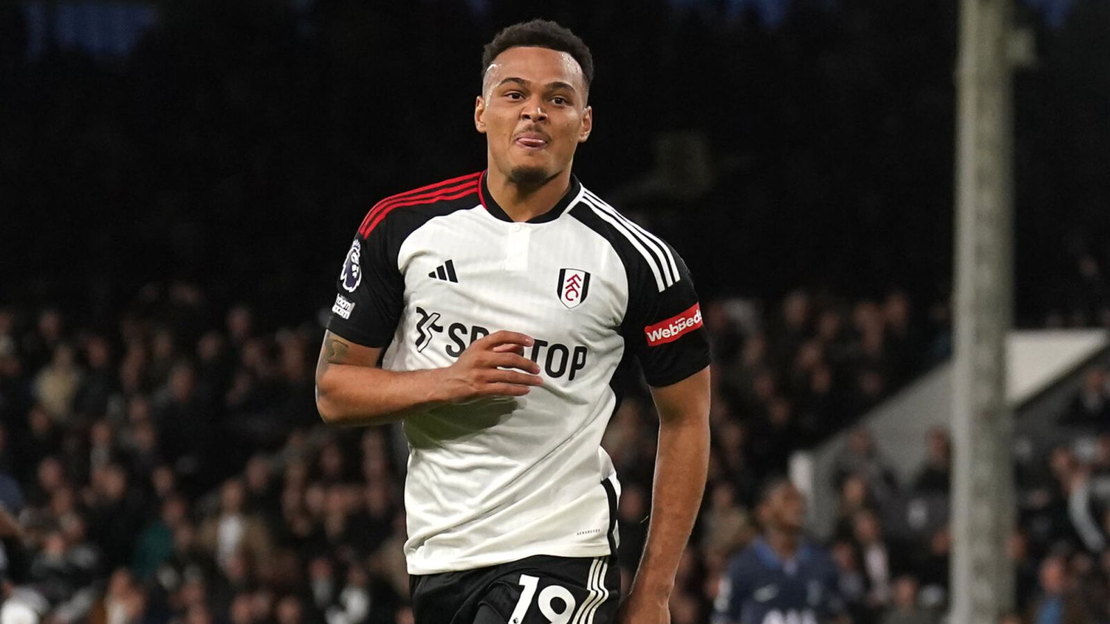 Fulham 3-0 Tottenham: Rodrigo Muniz double deals blow to Spurs in race for Champions League - Sky Sports