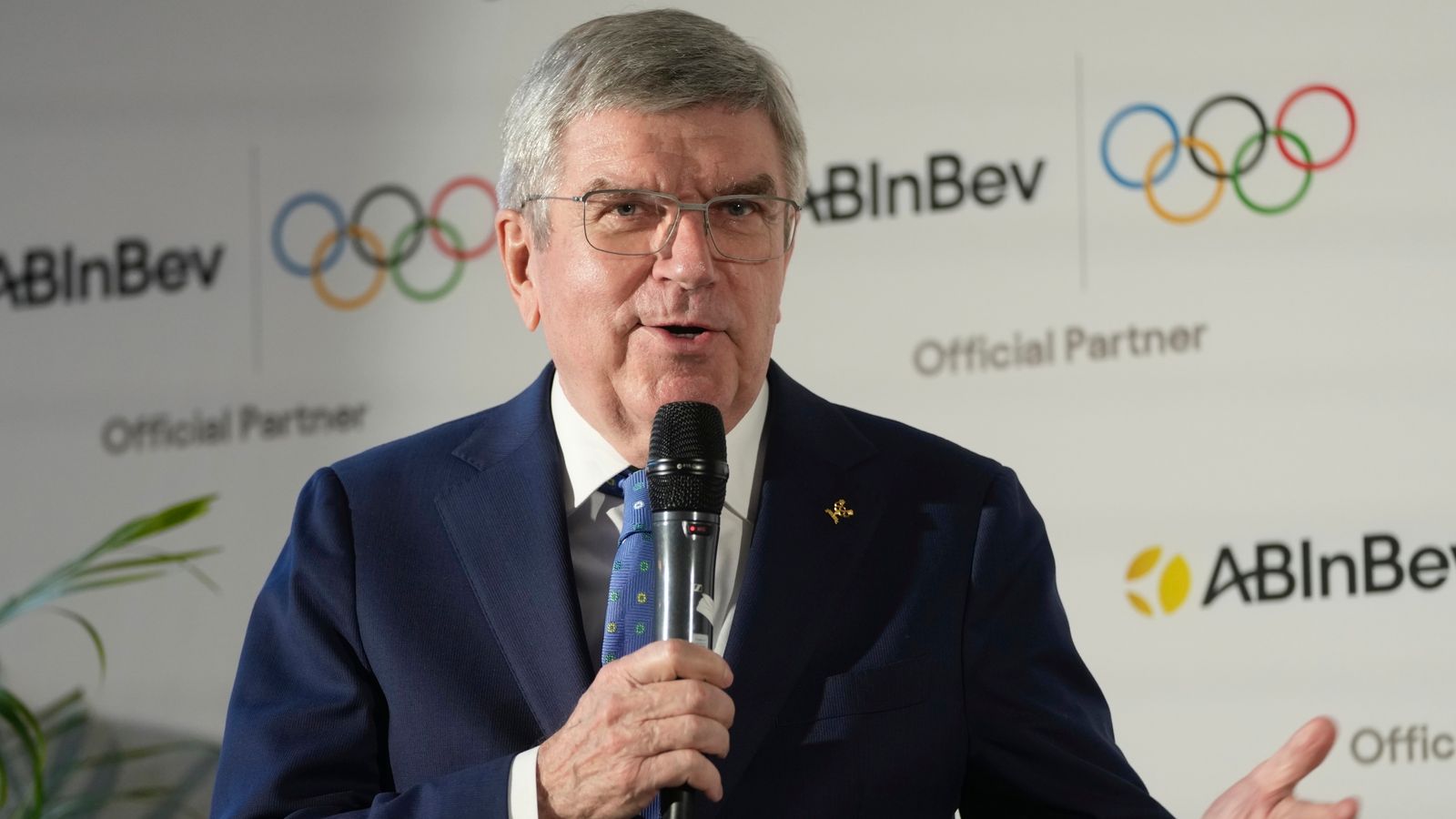 Олимпийские игры: Международный олимпийский комитет утверждает, что его президент Томас Бах стал жертвой ложного телефонного звонка от российской группы