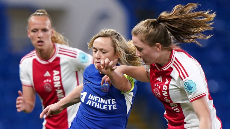 Ajax's Tiny Hoekstra, Chelsea's Erin Cuthbert and Ajax's Jonah van de Velde fight for the ball