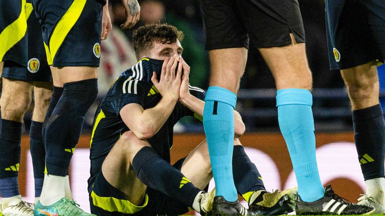Капитан сборной Шотландии Энди Робертсон выглядит расстроенным после травмы 