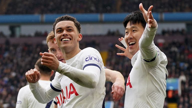 Brennan Johnson celebrates his goal with Heung-min Son