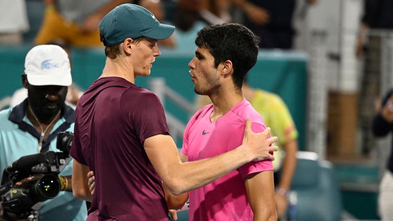 MIAMI GARDENS FL - 31 MARET: Carlos Alcaraz Vs Jannik Sinner selama Semifinal Putra di Miami Open 2023 yang diadakan di Hard Rock Stadium pada 31 Maret 2023 di Miami Gardens, Florida. Kredit: mpi04/MediaPunch /IPX