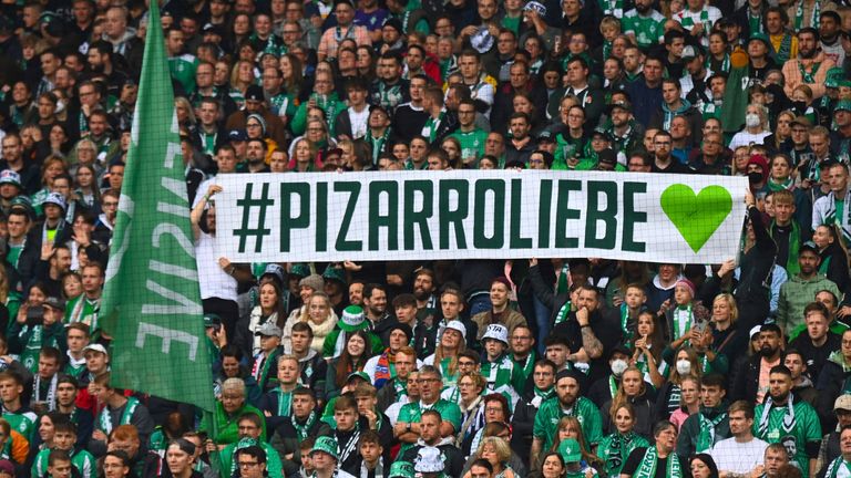 24 September 2022, Bremen: Soccer: Farewell game of Claudio Pizarro in the Wohninvest Weserstadion. Bremen spectators hold up a banner reading "#Pizzarroliebe".