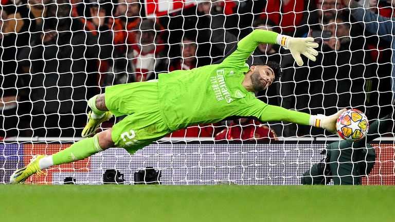 David Raya detuvo  dos penales en la tanda de penaltis cuando el Arsenal venció al Porto y alcanzó los cuartos de final de la Liga de Campeones.