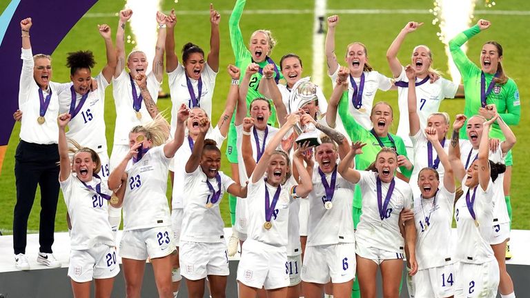 England women raise the cup 2022 euros