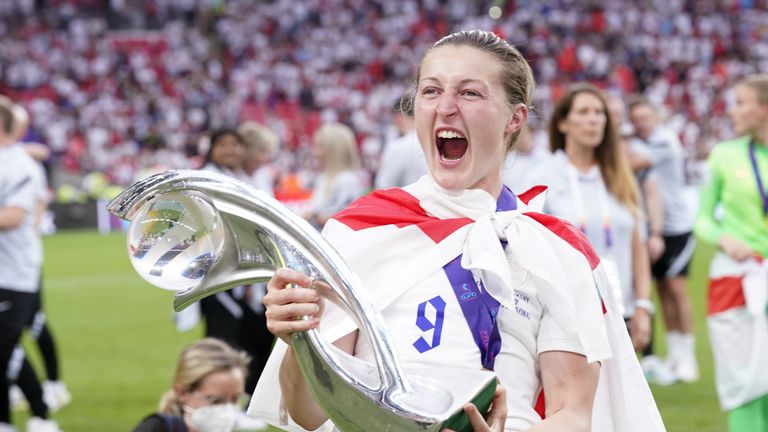 ELLEN WHITE HOLDING THE EURO&#39;S TROPHY IN AN ENGLAND SHIRT AFTER THE FINAL 