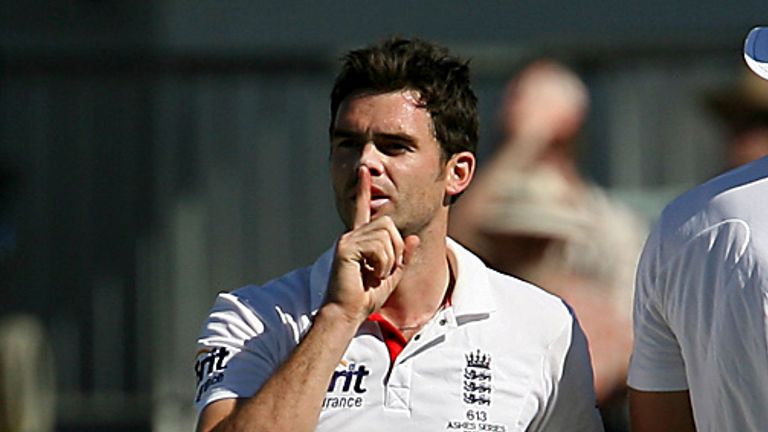 James Anderson ( centro ), de Inglaterra, se lleva el dedo a la boca para silenciar al australiano Mitchell Johnson, después de tomar el wicket de Ryan Harris en los primeros días de juego del Third Ashes Test Match en Perth. Jueves, 16 de diciembre de 2010 ( Foto AP/Steve Wake)
