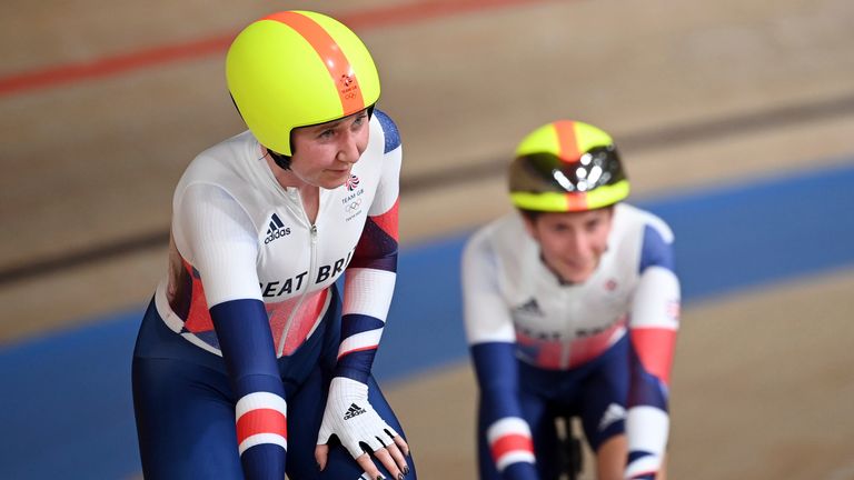 06 August 2021, Japan, Izu: Cycling/Track: Madison, Women, Final at Izu Velodrome. Katie Archibald and Laura Kenny (r) from Great Britain cheer after their victory. Photo by: Sebastian Gollnow/picture-alliance/dpa/AP Images