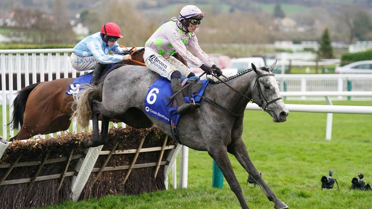 There was no stopping Lossiemouth in the Mares' Hurdle
