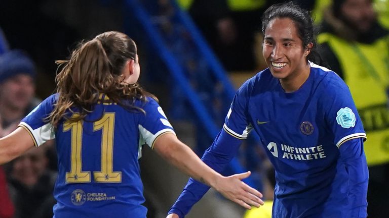 Mayra Ramírez (derecha) del Chelsea celebra el gol inicial contra el Ajax