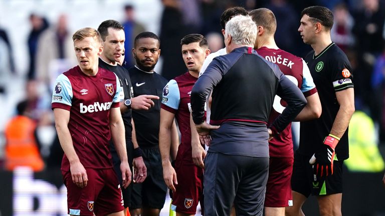 David Moyes and his player speak to referee Jarred Gillett after VAR denied them a late winner against Aston Villa