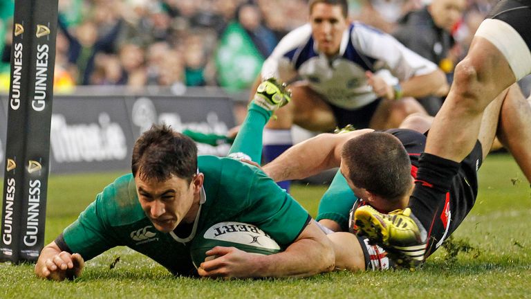 Felix Jones scores a try against Georgia in 2014