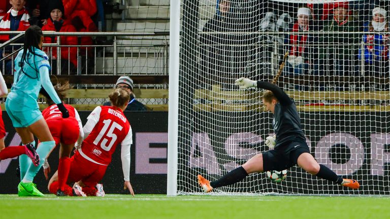 Salma Paralluelo (left) scores Barcelona's winner.