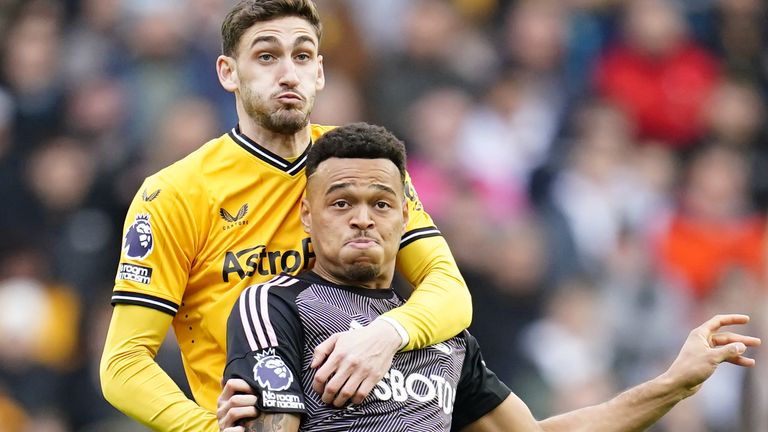 Santiago Bueno (left) and Rodrigo Muniz battle for the ball 