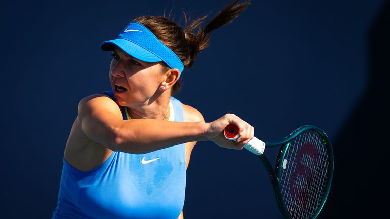 Simona Halep en acción contra Paula Badosa en la primera ronda del Miami Open 