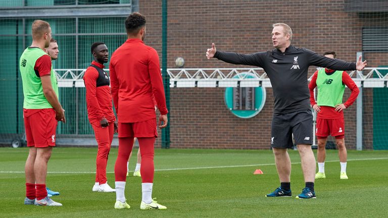   El entrenador Thomas Gronnemark habla con los jugadores del Liverpool durante una sesión de entrenamiento en Melwood Training Ground el 15 de octubre de 2019 en Liverpool, Inglaterra.