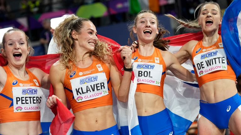 El equipo de Holanda celebra tras ganar la medalla de oro en el relevo femenino de 4 x 400 metros durante el Campeonato Mundial de Atletismo en pista cubierta en el Emirates Arena de Glasgow, Escocia, el domingo 3 de marzo de 2024. (Foto AP/Bernat Armangue)