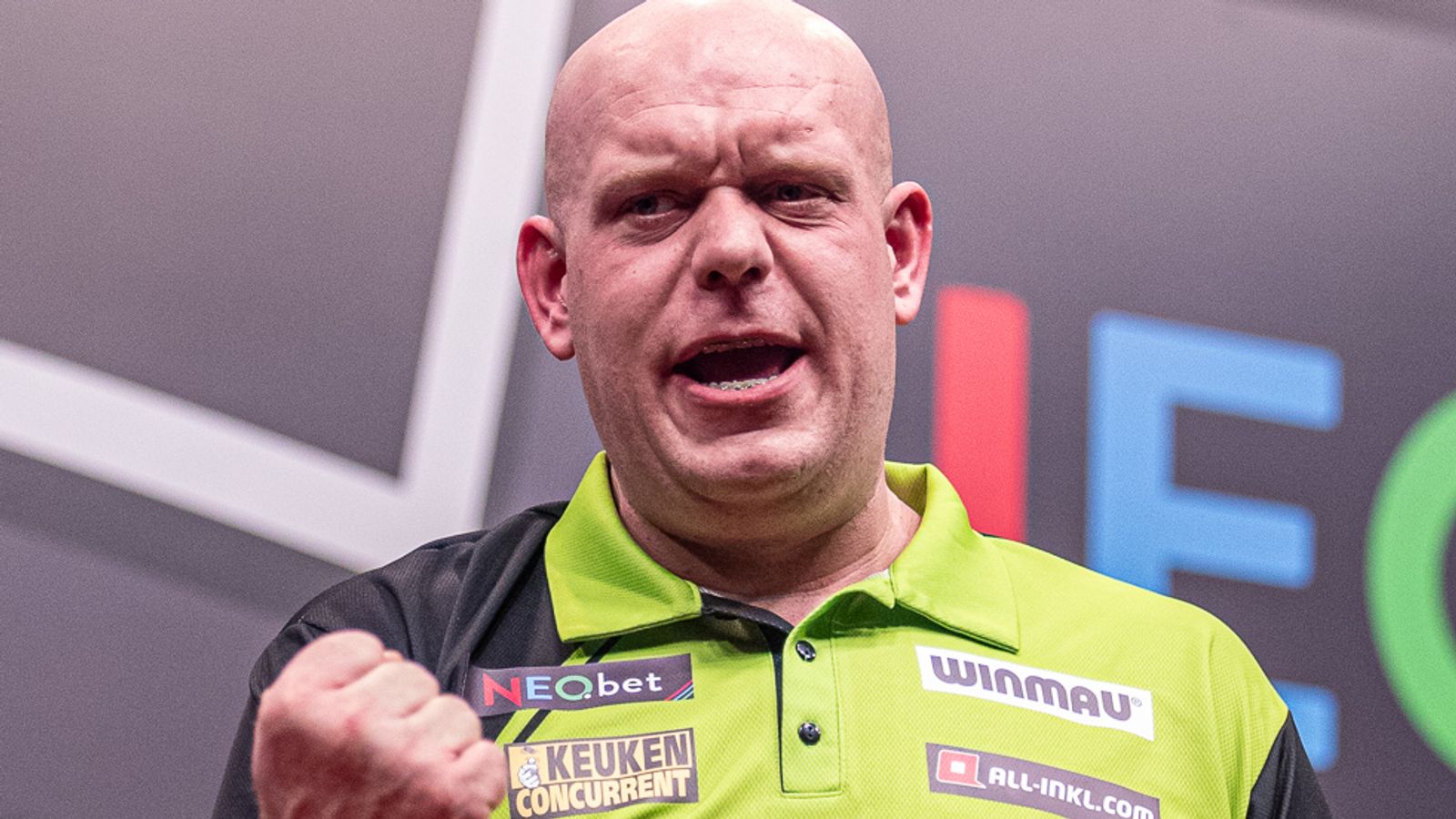 German Darts Grand Prix: Luke Humphries thrashes Michael van Gerwen 8-1 ...