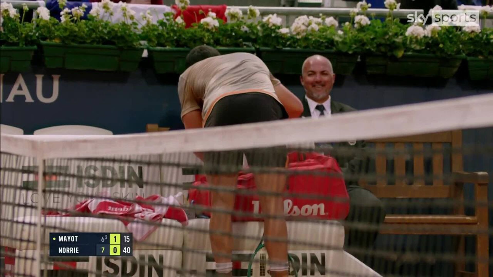 'Unbelievable!' | Hilarious moment Mayot's phone rings as he serves!