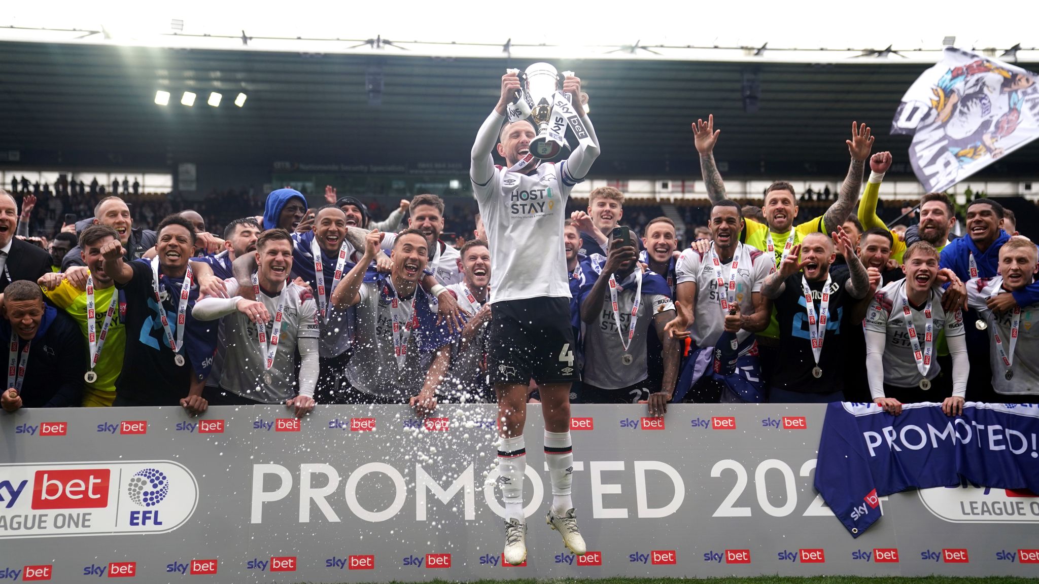 County Championship Derbyshires Fight Back Or Leicestershires Victory Celebration - dft9amh