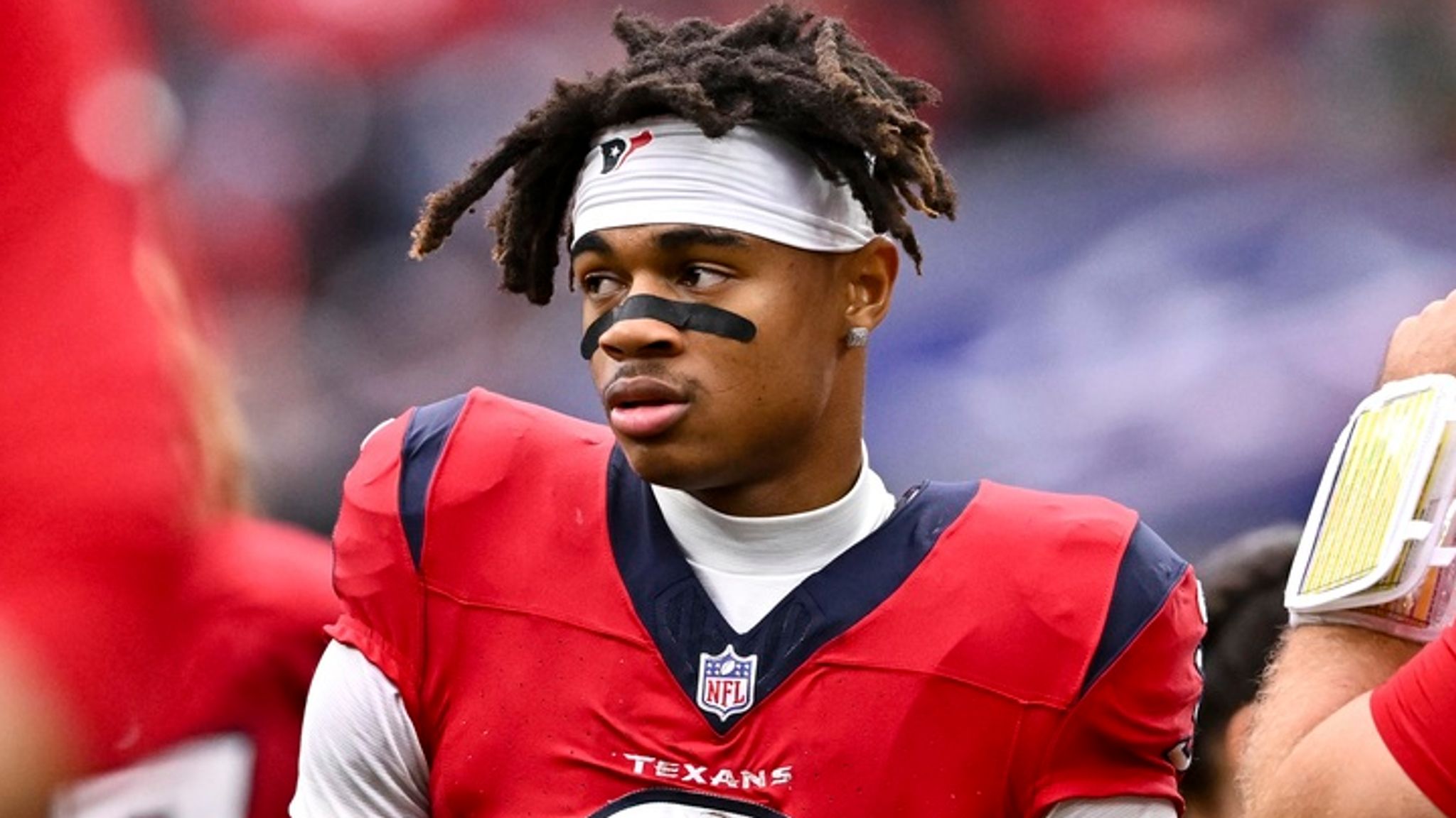 Texans WR Tank Dell carted off with knee injury after TD catch