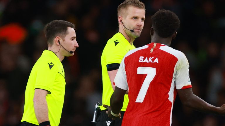 LONDON, ENGLAND - APRIL 9: Bukayo Saka of Arsenal confronts Referee Glenn Nyberg at full time during the UEFA Champions League quarter-final first leg match between Arsenal FC and FC Bayern Munchen at Emirates Stadium on April 9, 2024 in London, England.(Photo by Marc Atkins/Getty Images)