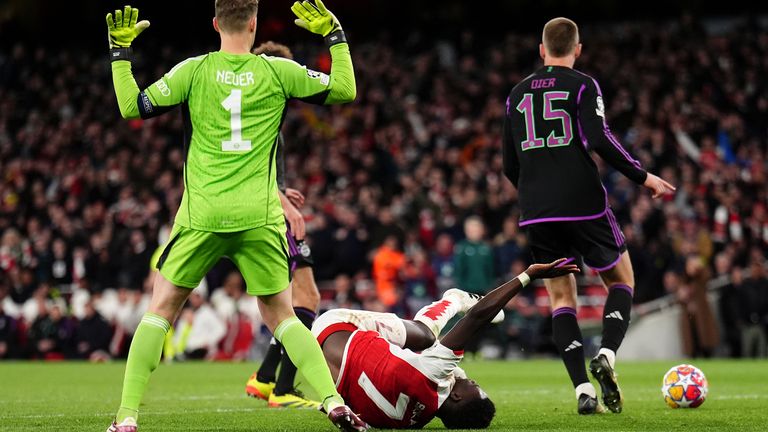 Bukayo Saka, del Arsenal, se enfrenta al desafío del portero del Bayern de Múnich, Manuel Neuer, durante el partido de ida y cuartos de final de la Liga de Campeones de la UEFA en el Emirates Stadium de Londres.  Fecha de la foto: Martes 9 de abril de 2024.