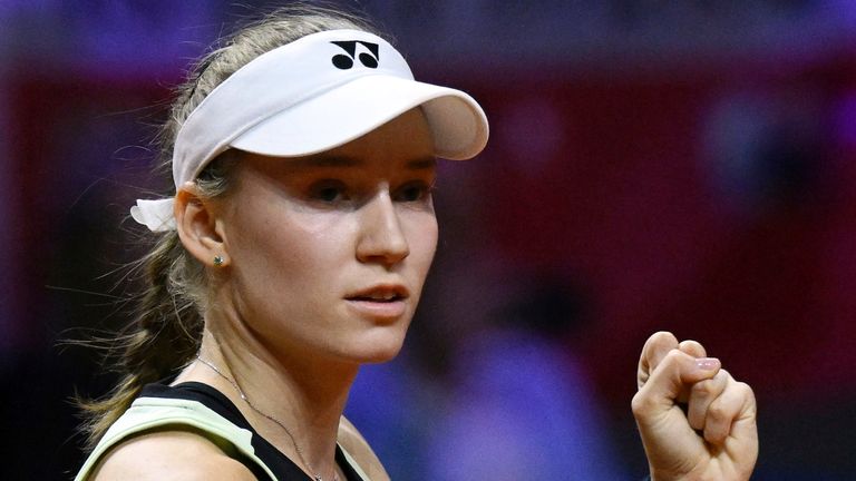 2024 年 4 月 20 日星期六，在德国斯图加特举行的 WTA 巡回赛半决赛中，哈萨克斯坦选手埃琳娜·雷巴基纳 (Elena Rybakina) 战胜波兰选手伊加·斯瓦泰克 (Iga Swiatek) 后做出反应。（Marijan Murat/dpa 通过美联社）