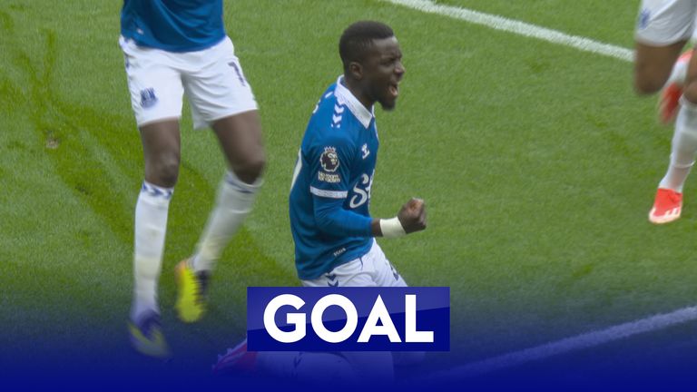 Gueye scores the opener for Everton