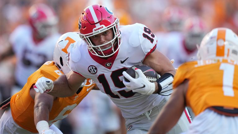Georgia Bulldogs' Brock Bowers runs the ball after a catch during a NCAA game against University of Tennessee Volunteers