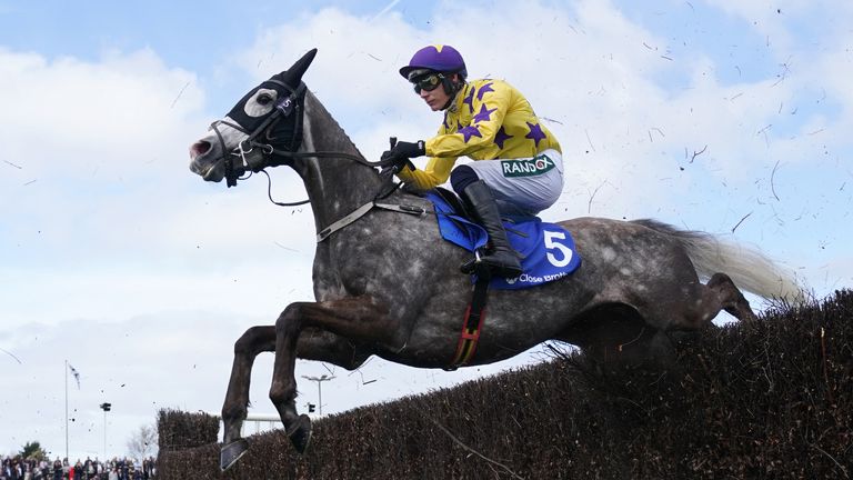 Il Etait Temps and Paul Townend power to victory at Aintree