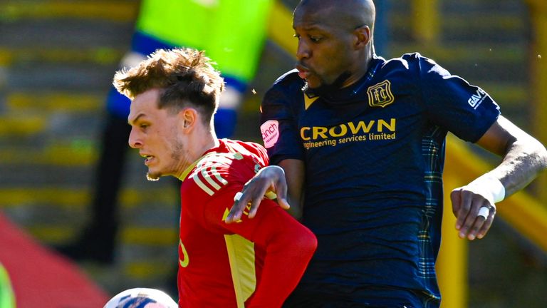 ABERDEEN, SCOTLAND - APRIL 13: Aberdeen's Leighton Clarkson (L) and Dundee's Mo Sylla in action during a cinch Premiership match between Aberdeen and Dundee at Pittodrie Stadium, on April 13, 2024, in Aberdeen, Scotland. (Photo by Rob Casey / SNS Group)