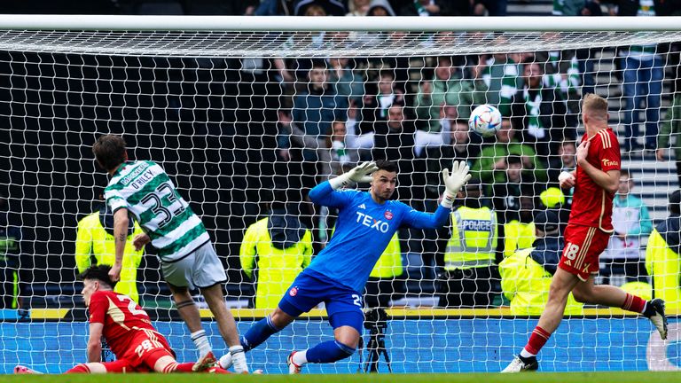 Matt O'Riley scores in extra time to make it 3-2 to Celtic