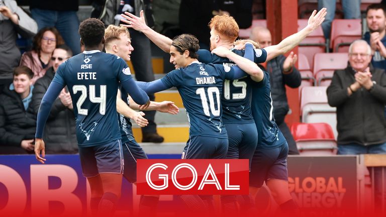 Ross County&#39;s Simon Murray (second right) celebrates